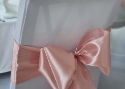 Weiße Stoffserviette mit rosa Schleife