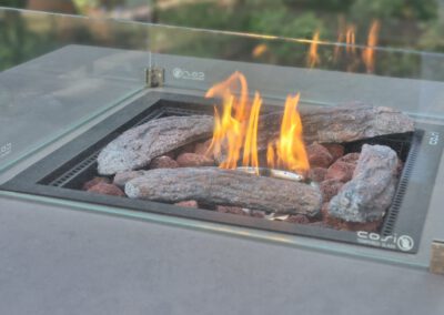 Brennende Feuerstelle im Grilltisch