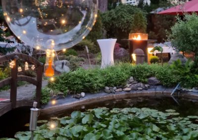 Gartentisch mit Lichterkette am Abend