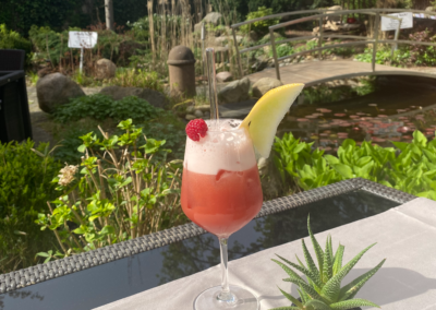 Innenansicht der Bar mit Flaschen und Barhockern
