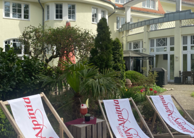 Festlich gedeckter weißer Tisch mit Blumendekoration