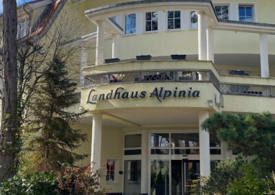 Außenansicht der Villa des Wirtshaus Alpinia bei Tageslicht