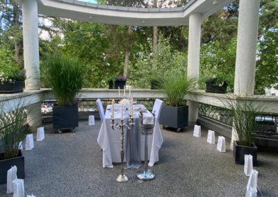 Weitwinkelansicht der Pergola-Terrasse des Wirtshaus Alpinia mit herzförmig aufgestellten Lichtertüten für ein Candlelight-Dinner