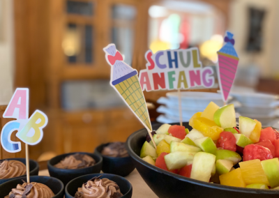 Dessertbuffet zur Einschulung mit Schultüten-Dekoration und frischem Obst