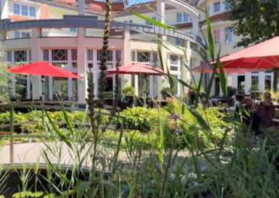 Außenansicht des Wirtshaus Alpinia mit Terrasse