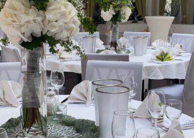 Weißes Blumengesteck als Tischschmuck im Wirtshaus Alpinia