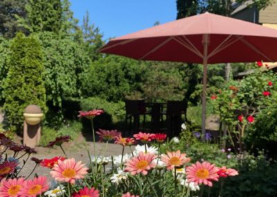 Terrasse mit Sonnenschirm im Wirtshaus Alpinia