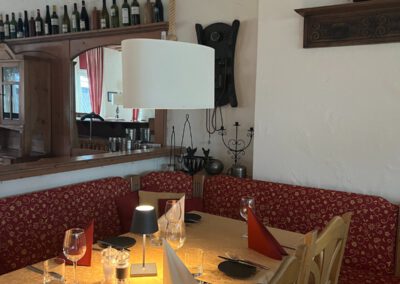 Stimmungsvoll gedeckter Tisch mit Kerze im Wirtshaus Alpinia